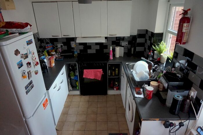 2 Bedroom Flat To Rent In Windsor Mews, Cardiff, CF24