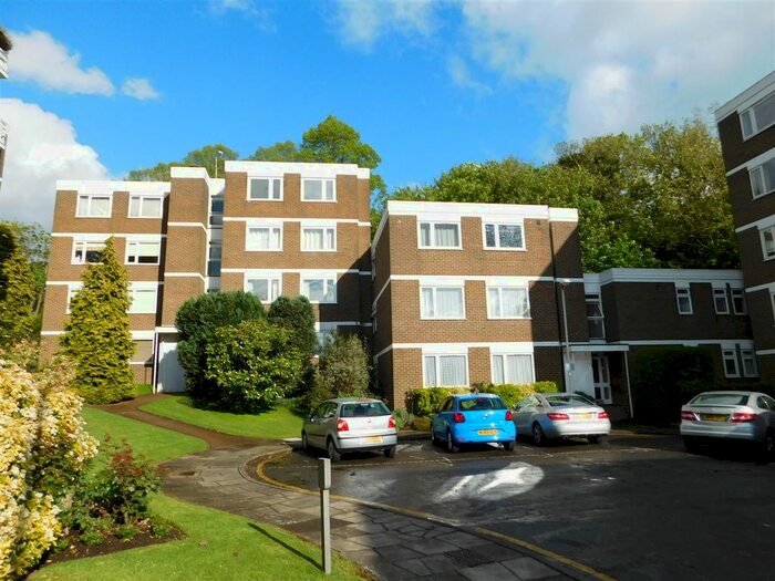 2 Bedroom Flat To Rent In Mountcombe Close, Surbiton, KT6