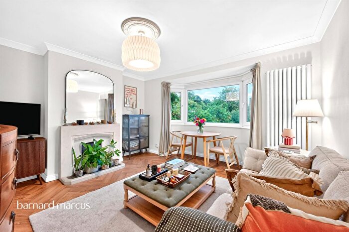 2 Bedroom Flat For Sale In South Bank, Surbiton, KT6