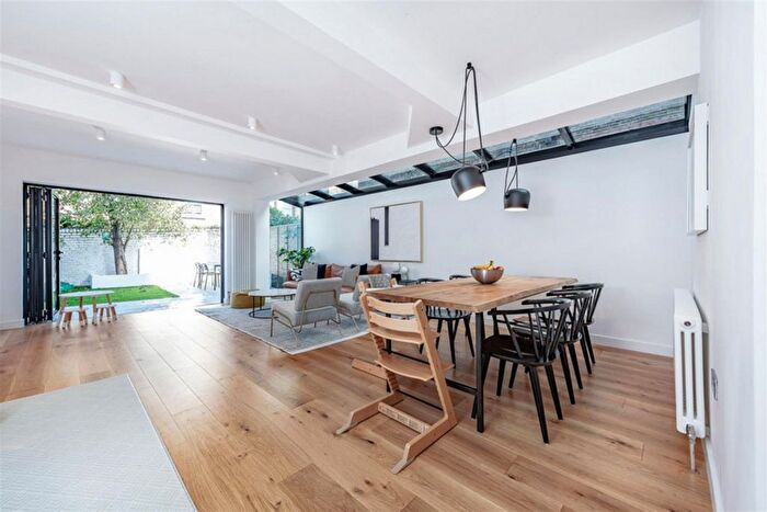 3 Bedroom Flat For Sale In Barnard Road, London, SW11