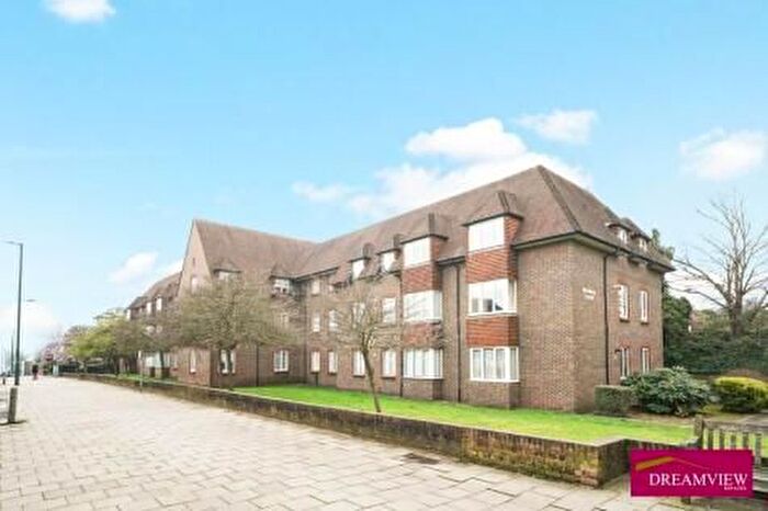 2 Bedroom Flat For Sale In Birnbeck Court, NW11