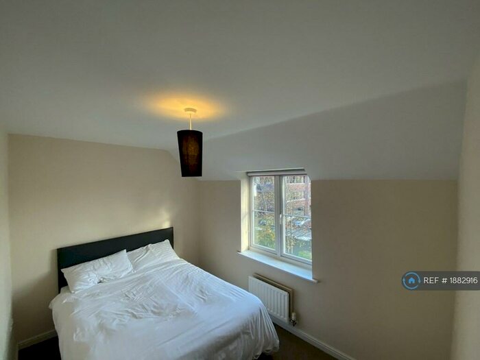 2 Bedroom Flat To Rent In Collingtree Court, Solihull, B92
