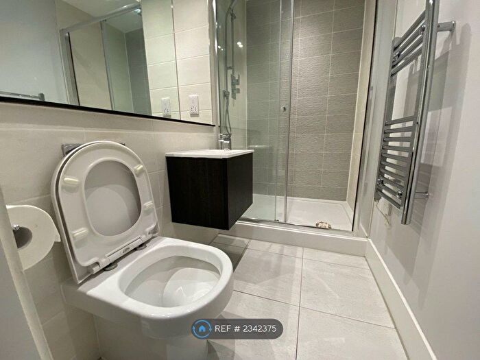 2 Bedroom Flat To Rent In Cheetham Hill Road, Manchester, M4