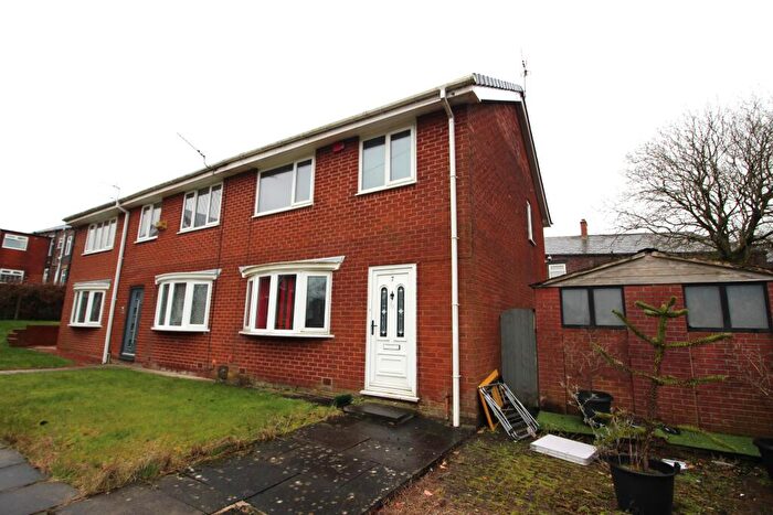 3 Bedroom Semi Detached House For Sale In Glendon Court, Oldham, OL1