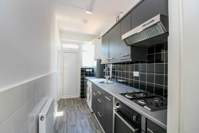 4 Bedroom Semi-Detached House To Rent In Stevenage Road London, E6