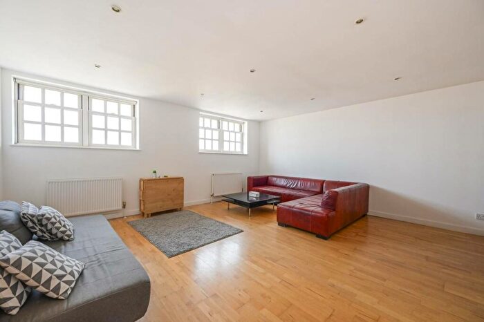 2 Bedroom Flat To Rent In Old School Square, Poplar, London, E14