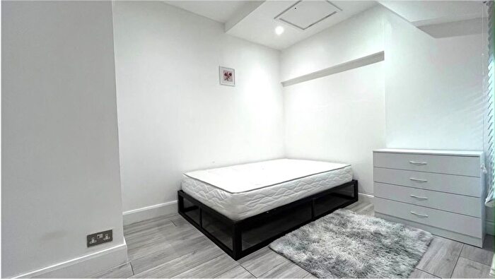 1 Bedroom Flat To Rent In Windlesham Mews, Hampton Hill, TW12