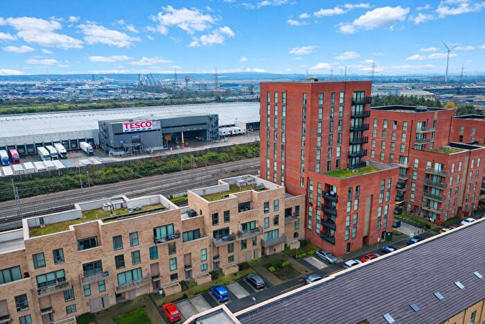 1 Bedroom Flat For Sale In Somerville House, Fairlane Road, Rainham, RM13