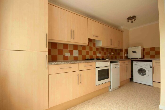 2 Bedroom Flat To Rent In Fountain Gardens, Windsor, SL4