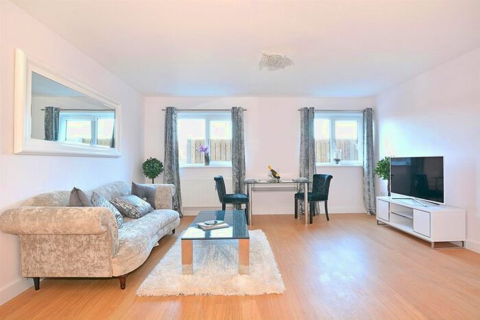 1 Bedroom Flat To Rent In Cantelupe Road, East Grinstead, RH19