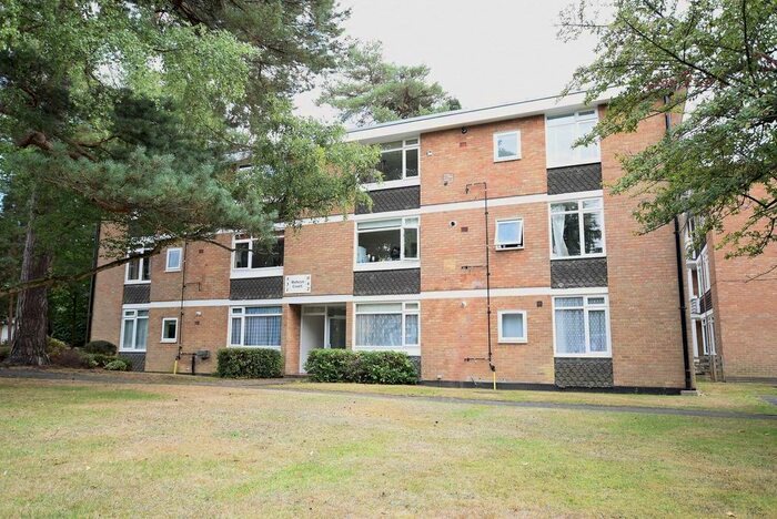 2 Bedroom Flat To Rent In Linkway, Crowthorne, RG45