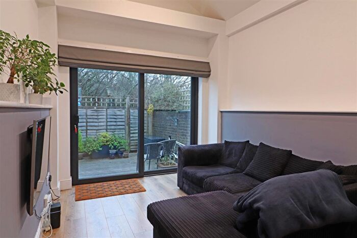 1 Bedroom Detached House For Sale In Wilton Road, Redhill, RH1