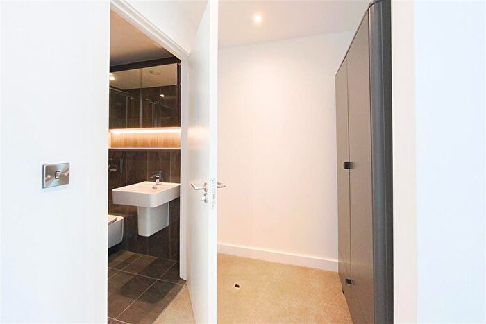 2 Bedroom Apartment To Rent In Elizabeth Tower, M15
