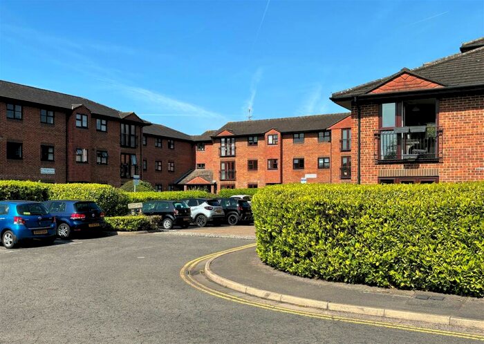 1 Bedroom Retirement Property For Sale In St. Georges Road, Addlestone, KT15