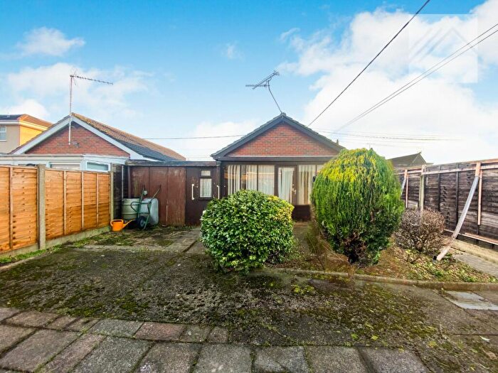 2 Bedroom Bungalow For Sale In Waarem Avenue, Canvey Island, SS8