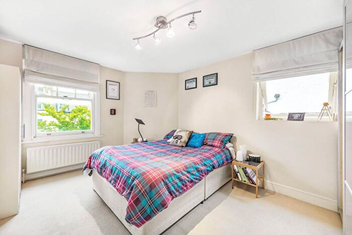 2 Bedroom Flat To Rent In Cavendish Road, Clapham South, London, SW12