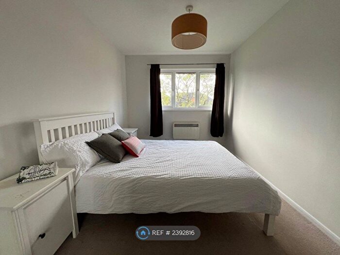 2 Bedroom Flat To Rent In Barnfield Close, London, SW17