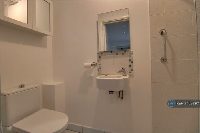 1 Bedroom Flat To Rent In Lavenham Drive, Reading, RG5