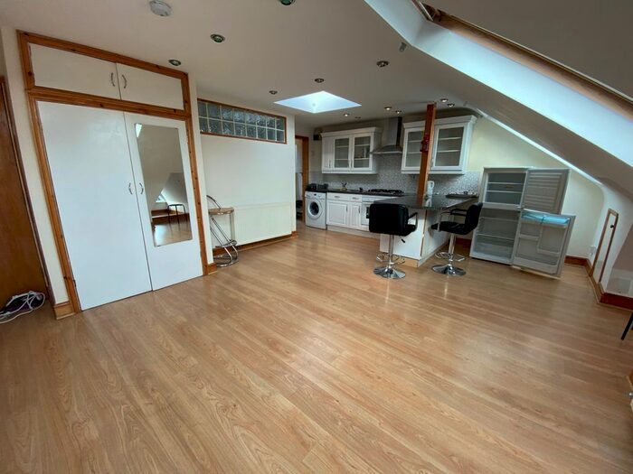 Studio To Rent In Green Lanes, London, N13