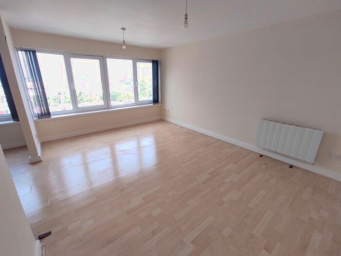 2 Bedroom Flat To Rent In Oundle Road, Woodston, Peterborough, PE2