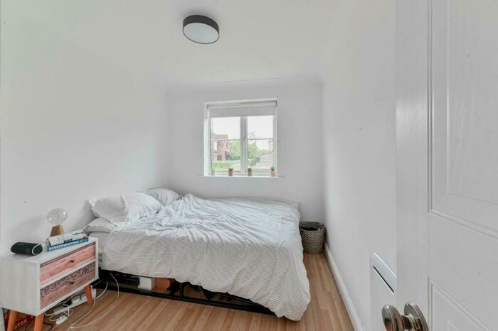 1 Bedroom Flat To Rent In Thurlow Close, Chingford, London, E4