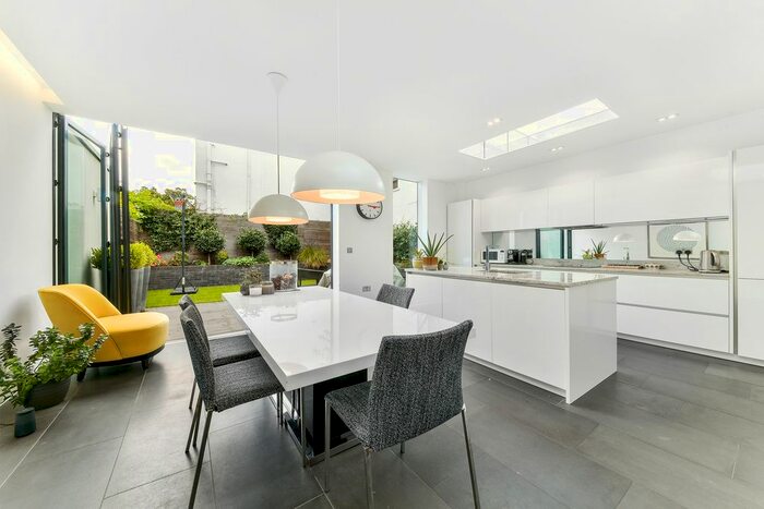 4 Bedroom Property To Rent In St James's Close, SW17