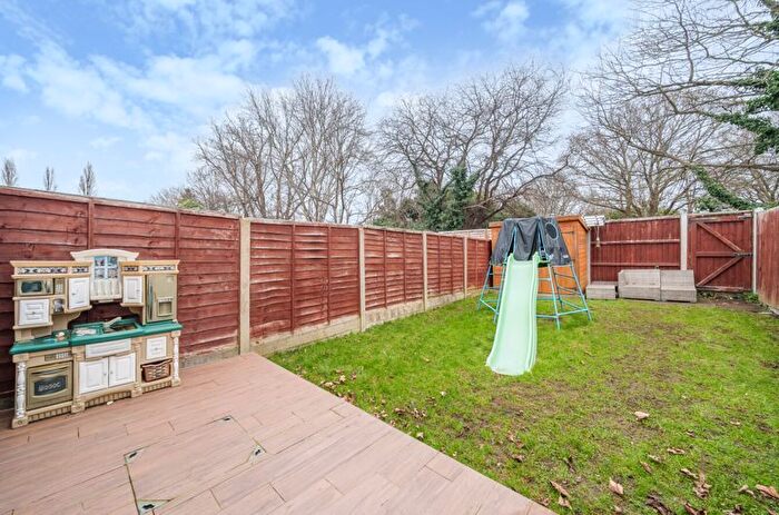 3 Bedroom Terraced House For Sale In Sparrows Lane, London, SE9