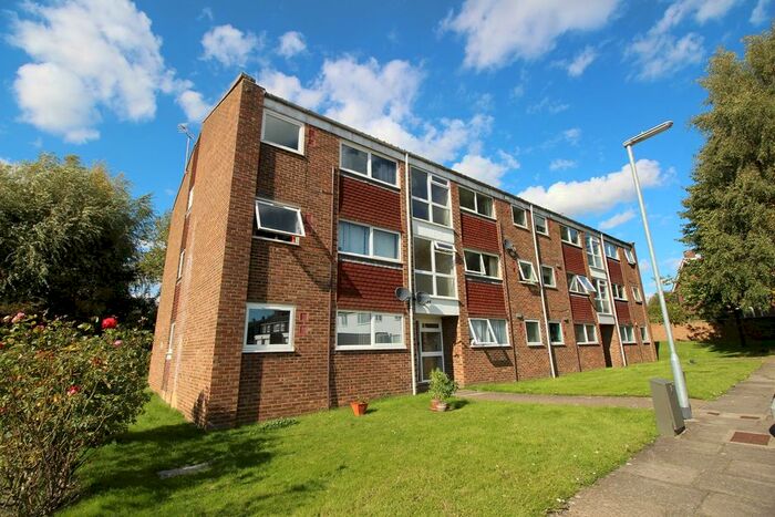 2 Bedroom Flat To Rent In Francis Close, Hitchin, SG4