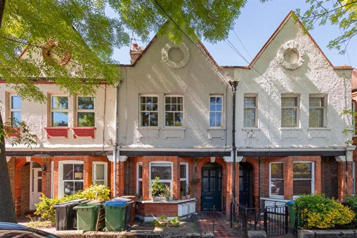 3 Bedroom Apartment For Sale In Carr Road, Walthamstow, E17