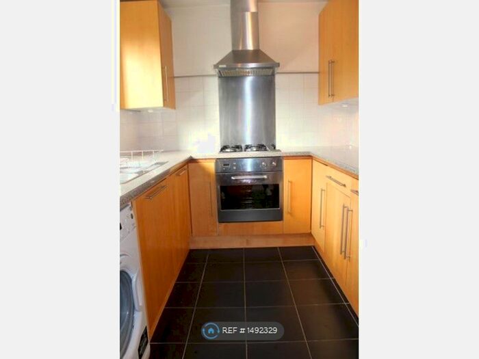 2 Bedroom Flat To Rent In Innes Gardens, London, SW15