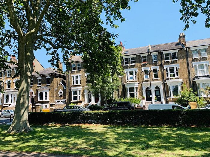 2 Bedroom Flat For Sale In Queensdown Road, Hackney, E5