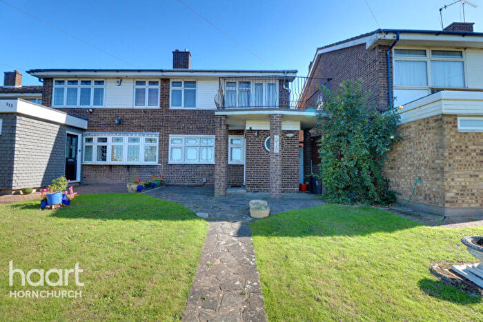 4 Bedroom Semi-Detached House For Sale In Upper Rainham Road, Hornchurch, RM12