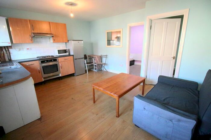 2 Bedroom Flat To Rent In Victoria Gardens, Hounslow, Greater London, TW5