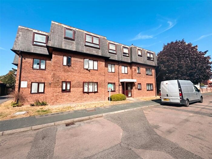 2 Bedroom Apartment For Sale In Alexandra Avenue, Camberley, Surrey, GU15