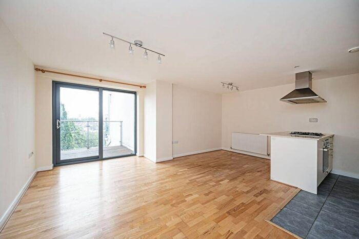 2 Bedroom Flat To Rent In Buckingham Road, Leyton, London, E10