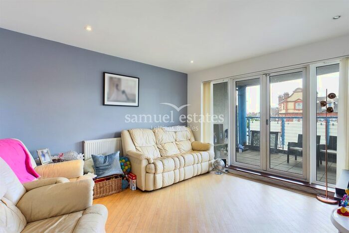 2 Bedroom Flat To Rent In Lumiere Court, Balham High Road, SW17