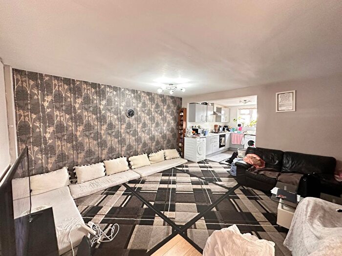 4 Bedroom Bungalow To Rent In Hayes, UB3