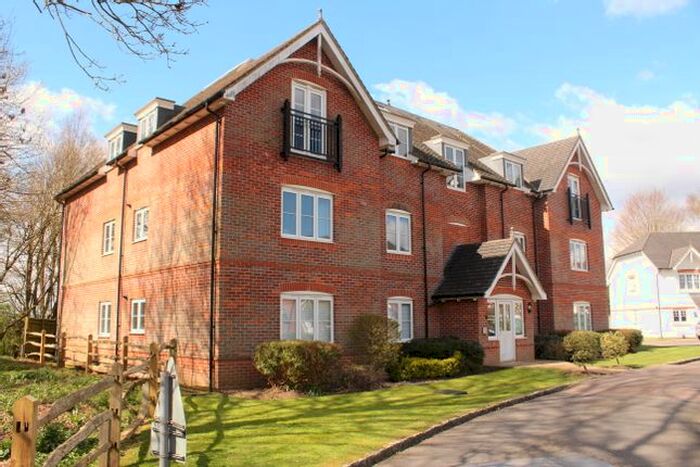 1 Bedroom Flat For Sale In Admiral Way, Godalming, GU7