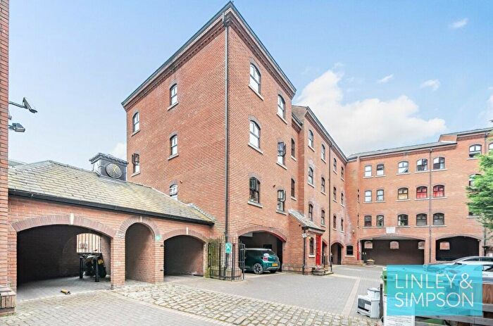 2 Bedroom Flat To Rent In Riverside Court, Leeds, West Yorkshire, LS1