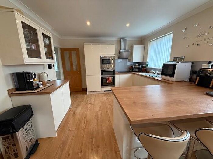 3 Bedroom End Of Terrace House For Sale In Silvertop Gardens, Greenside, NE40