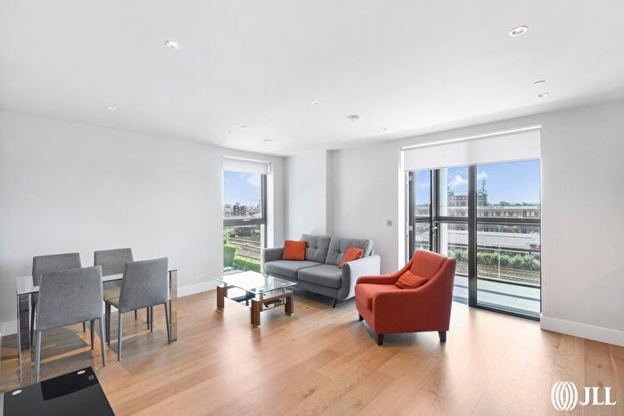 2 Bedroom Flat To Rent In St. Josephs Street, London, SW8