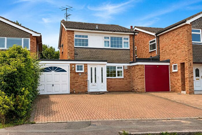 3 Bedroom Link Detached House For Sale In Groveland Way, Stotfold, Hitchin, SG5