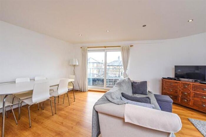 3 Bedroom Flat To Rent In Balham High Road, Balham, SW12