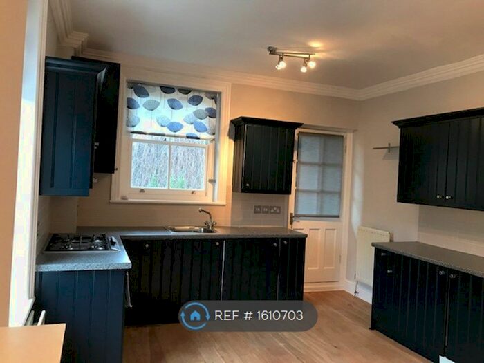 2 Bedroom Flat To Rent In Arundel Terrace, London, SW13