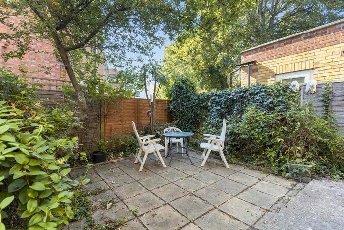2 Bedroom Flat To Rent In Rockhall Road, London, NW2