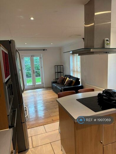 3 Bedroom Flat To Rent In Northpoint Square, London, NW1