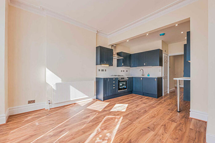 1 Bedroom Apartment For Sale In Bournemouth Park Road, Southend-on-sea, SS2