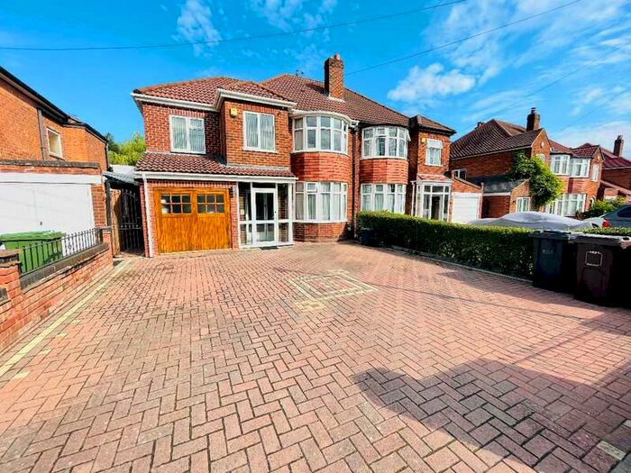 Houses for sale & to rent in B90 4PD, Highlands Road, Shirley South