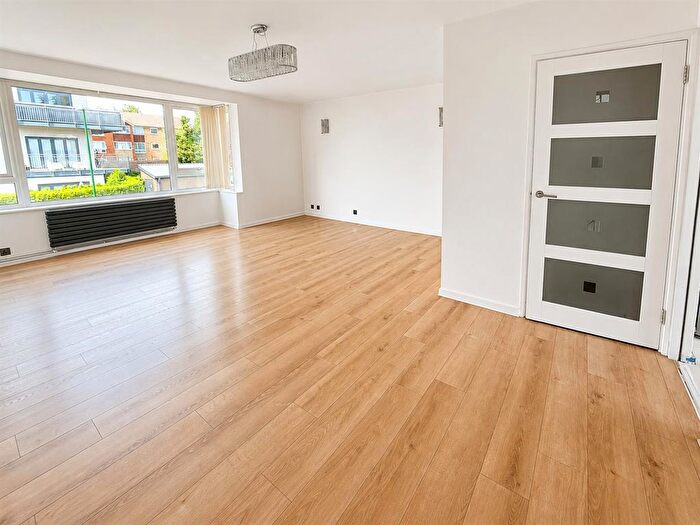 3 Bedroom Flat To Rent In Stanley Road, Sutton, SM2