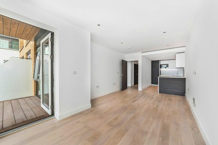 2 Bedroom Flat To Rent In Quayside House, Kew Bridge Road, TW8